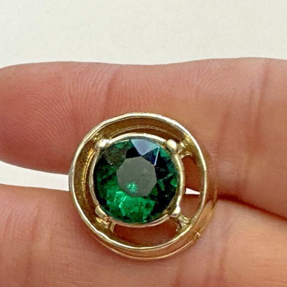 Vintage Goldtone Screwback Earrings – Emerald Green Rounds, 0.75 Inch - Picture 5 of 7